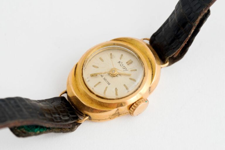 KODY - Montre bracelet de dame, boîtier rond en or jaune (750) souligné d'attac…