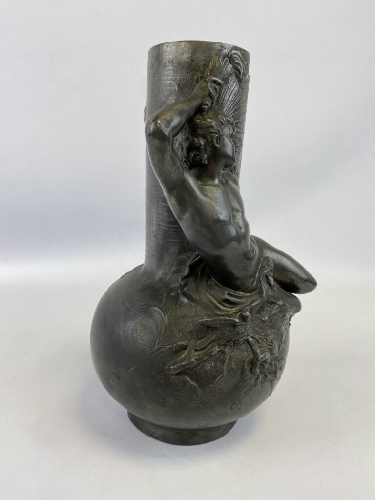 L. MOREAU. - Vase en alliage d'étain à décor d'un jeune homme drapé sur un bran…