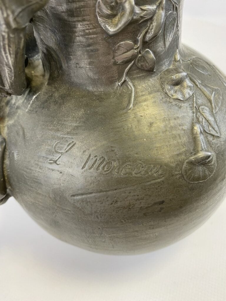 L. MOREAU. - Vase en alliage d'étain à décor d'un jeune homme drapé sur un bran…