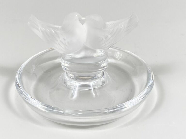 LALIQUE - Baguier "Couple de colombes" en cristal , signé Lalique France - Dans…