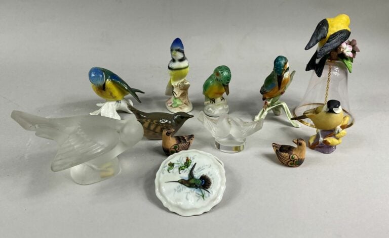 LALIQUE France - Moineau en verre moulé pressé satiné - Signé sous la base - H…