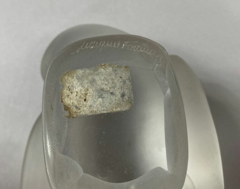 LALIQUE France - Moineau en verre moulé pressé satiné - Signé sous la base - H…