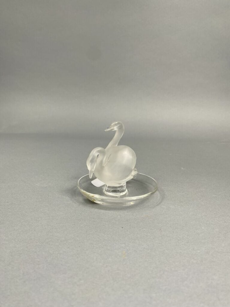 LALIQUE France - Petit vide-poche en verre moulé satiné à décor d'un couple de…