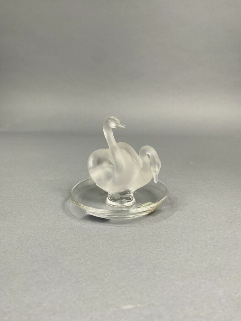 LALIQUE France - Petit vide-poche en verre moulé satiné à décor d'un couple de…
