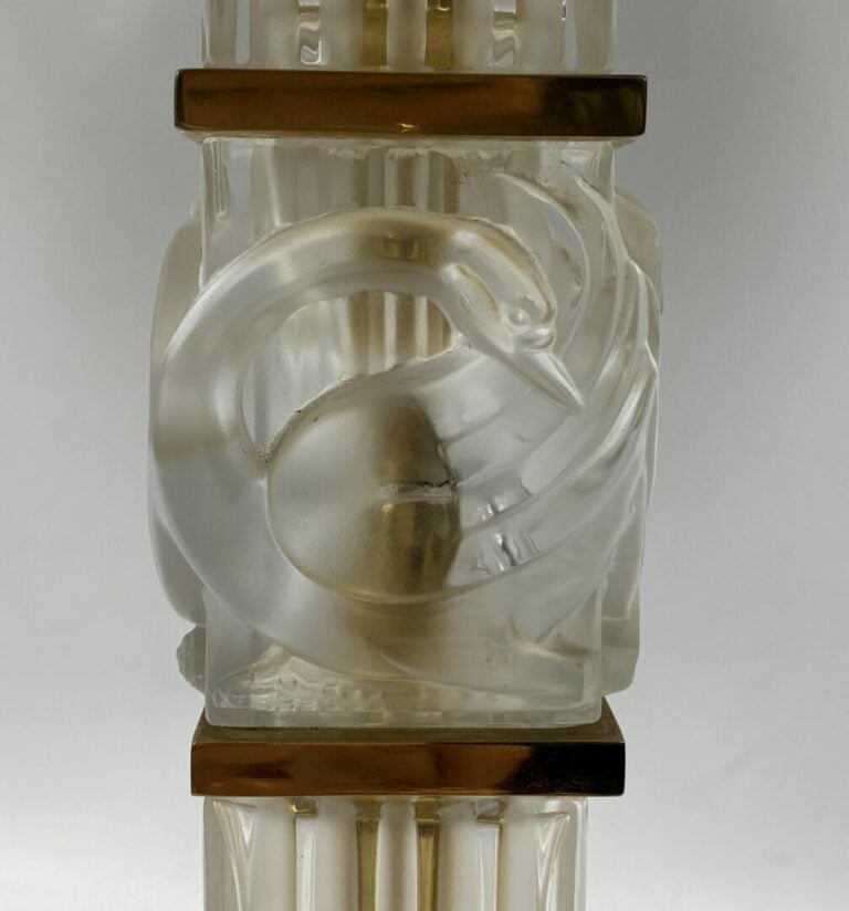 LALIQUE France - Pied de lampe en cristal moulé pressé, le fût cannelé orné d'u…