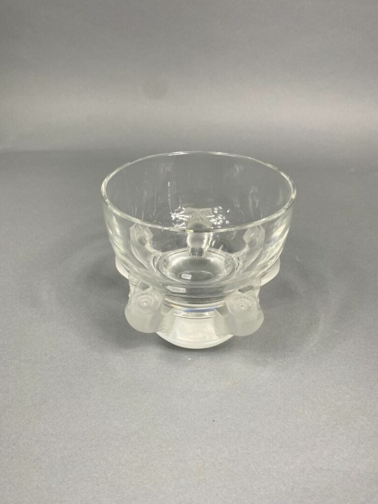 LALIQUE France - Vase en verre moulé-pressé partiellement satiné à décor de hib…