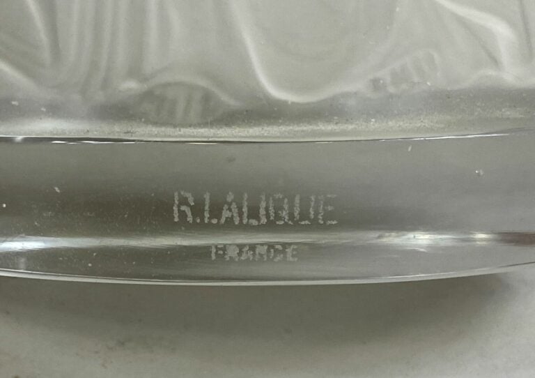 LALIQUE France - Vierge à l'Enfant agenouillée, sujet en verre blanc moulé pres…