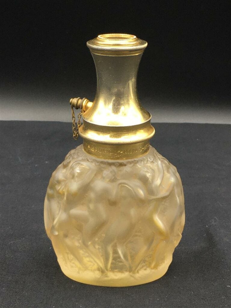 LALIQUE pour MOLINARD. - Flacon de parfum en verre pressé moulé, à décor en rel…