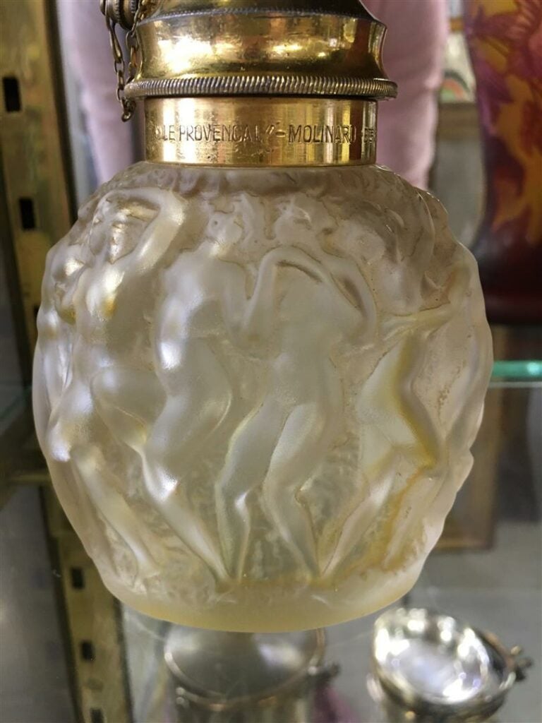 LALIQUE pour MOLINARD. - Flacon de parfum en verre pressé moulé, à décor en rel…