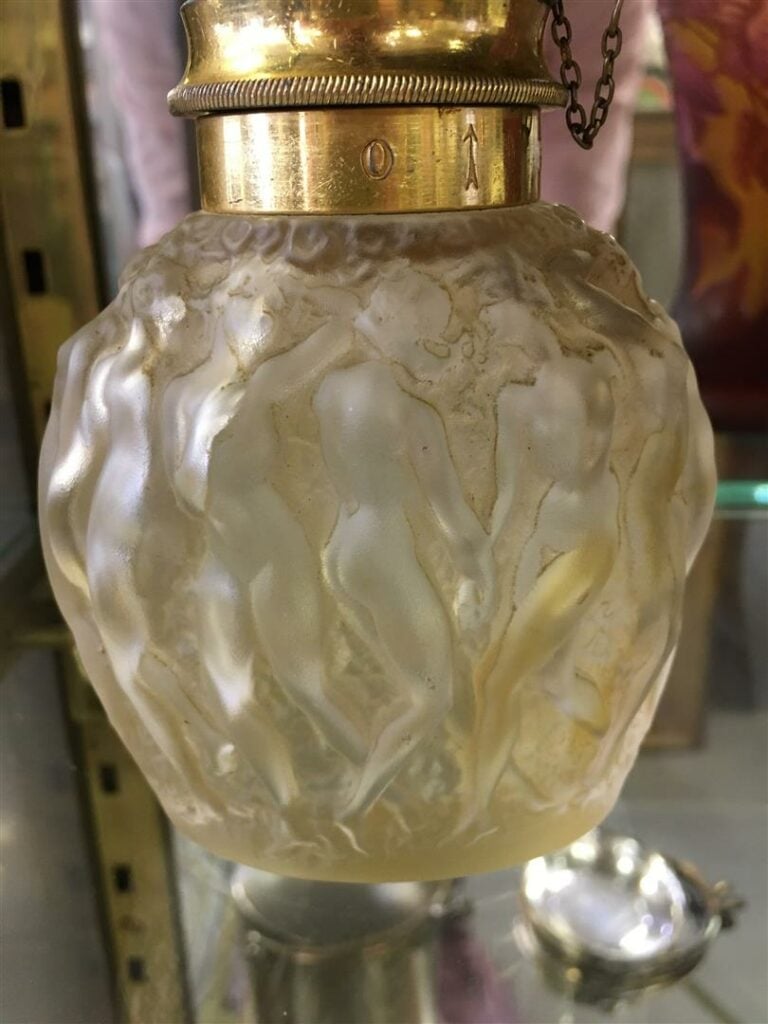LALIQUE pour MOLINARD. - Flacon de parfum en verre pressé moulé, à décor en rel…