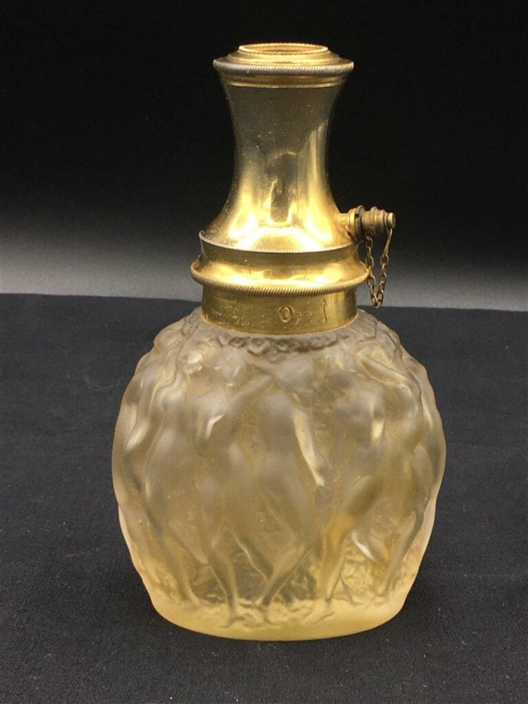 LALIQUE pour MOLINARD. - Flacon de parfum en verre pressé moulé, à décor en rel…