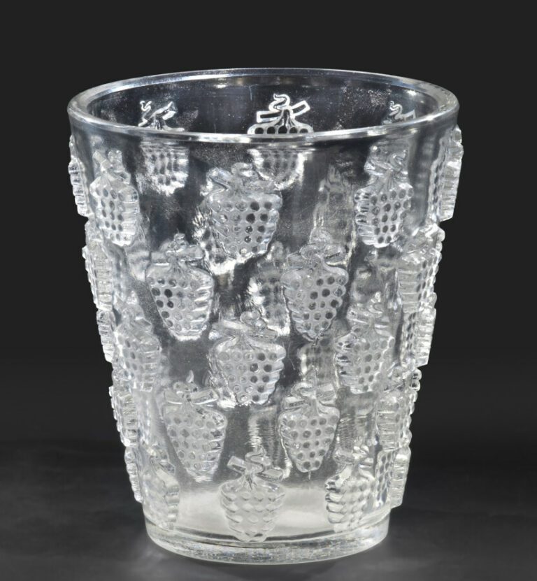 Lalique.Vase lave-raisin en verre moulé à semi de grappes de raisin.Signature e…