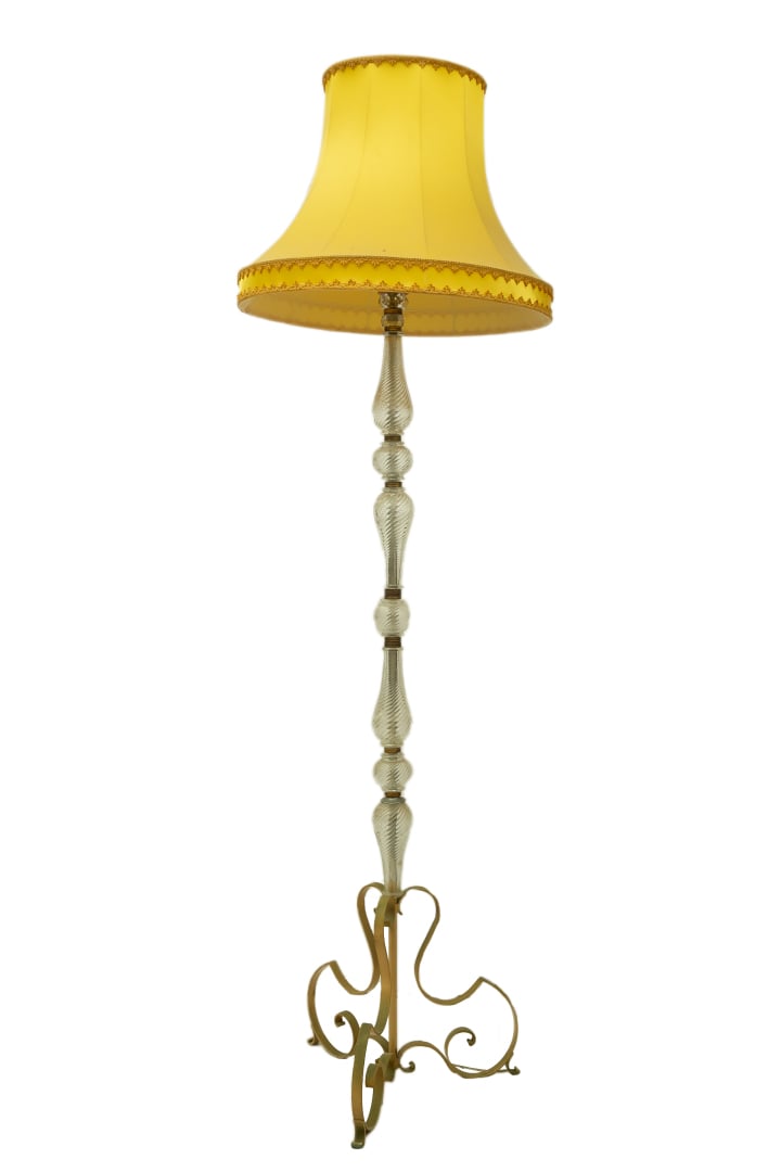 Lampadaire de parquet en fer forgé et verre, le piètement quadripode à motifs d…