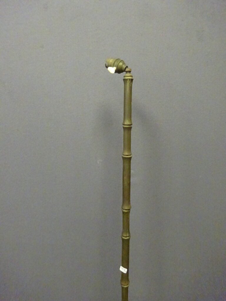 Lampadaire en bronze à l'imitation d'une tige de bambou, base tripode (manque l…