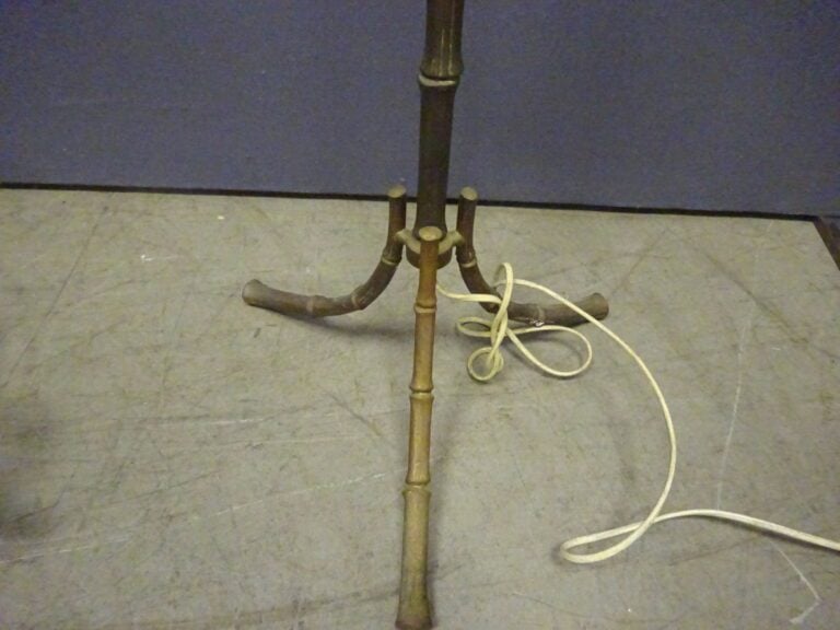 Lampadaire en bronze à l'imitation d'une tige de bambou, base tripode (manque l…