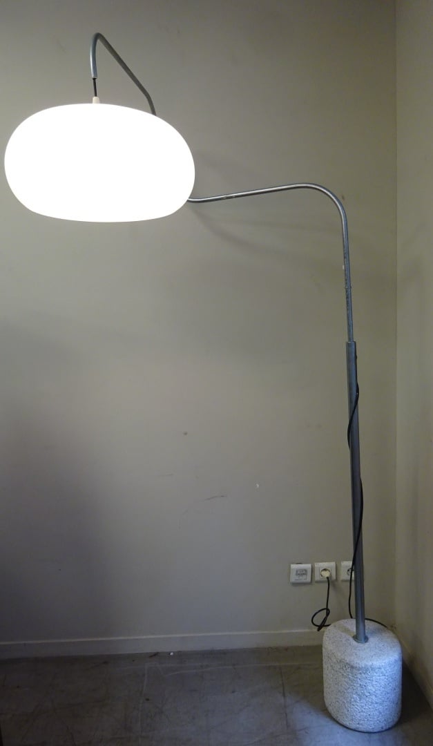 Lampadaire type Arc, la base cylindrique en granit, le fût en acier chromé (piq…