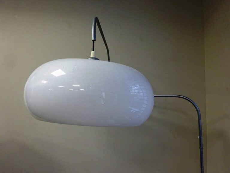 Lampadaire type Arc, la base cylindrique en granit, le fût en acier chromé (piq…