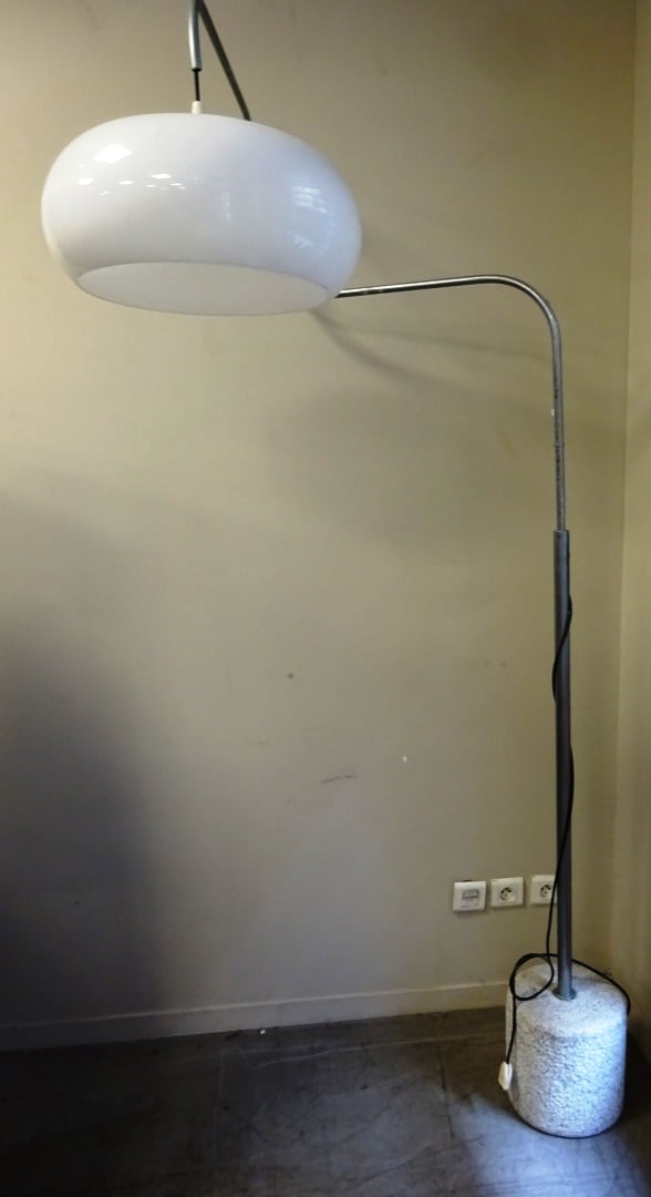 Lampadaire type Arc, la base cylindrique en granit, le fût en acier chromé (piq…