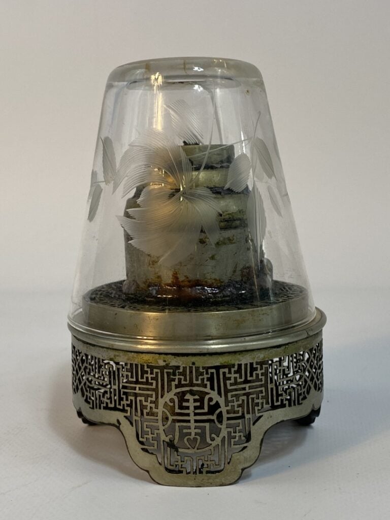 LAMPE A OPIUM - Chine du Sud ou Vietnam - En métal blanc. Décor ajouré de motif…