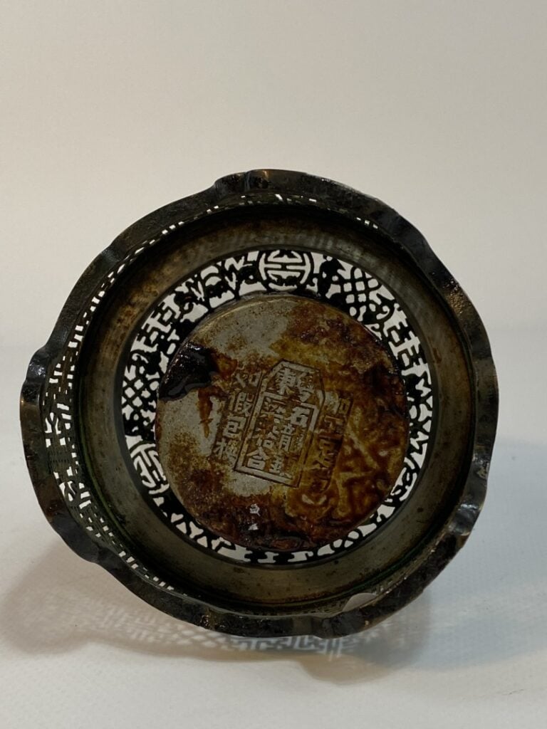 LAMPE A OPIUM - Chine du Sud ou Vietnam - En métal blanc. Décor ajouré de motif…