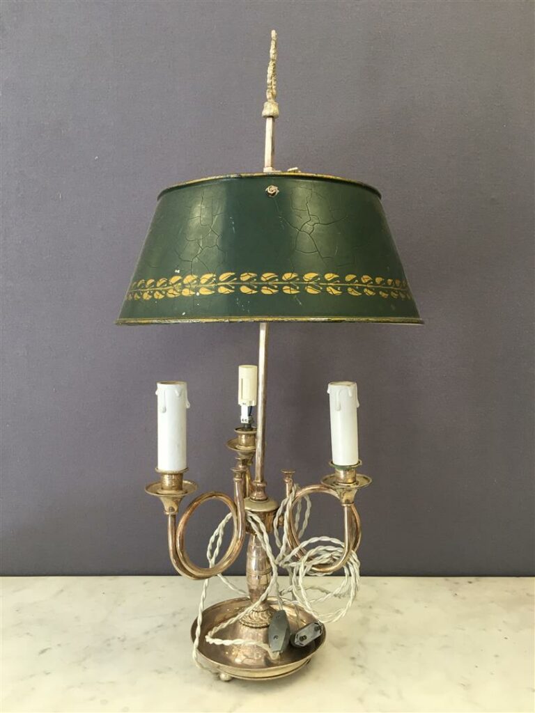 Lampe bouillotte en métal argenté à trois lumières. - Style Louis XVI.