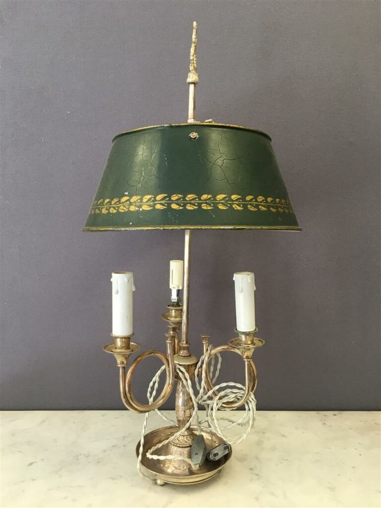 Lampe bouillotte en métal argenté à trois lumières. - Style Louis XVI.