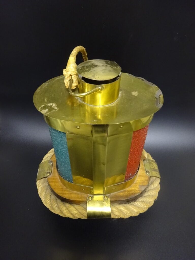 Lampe de bateau babord-tribord en bois cordes et laiton. - Hauteur: 30 cm.