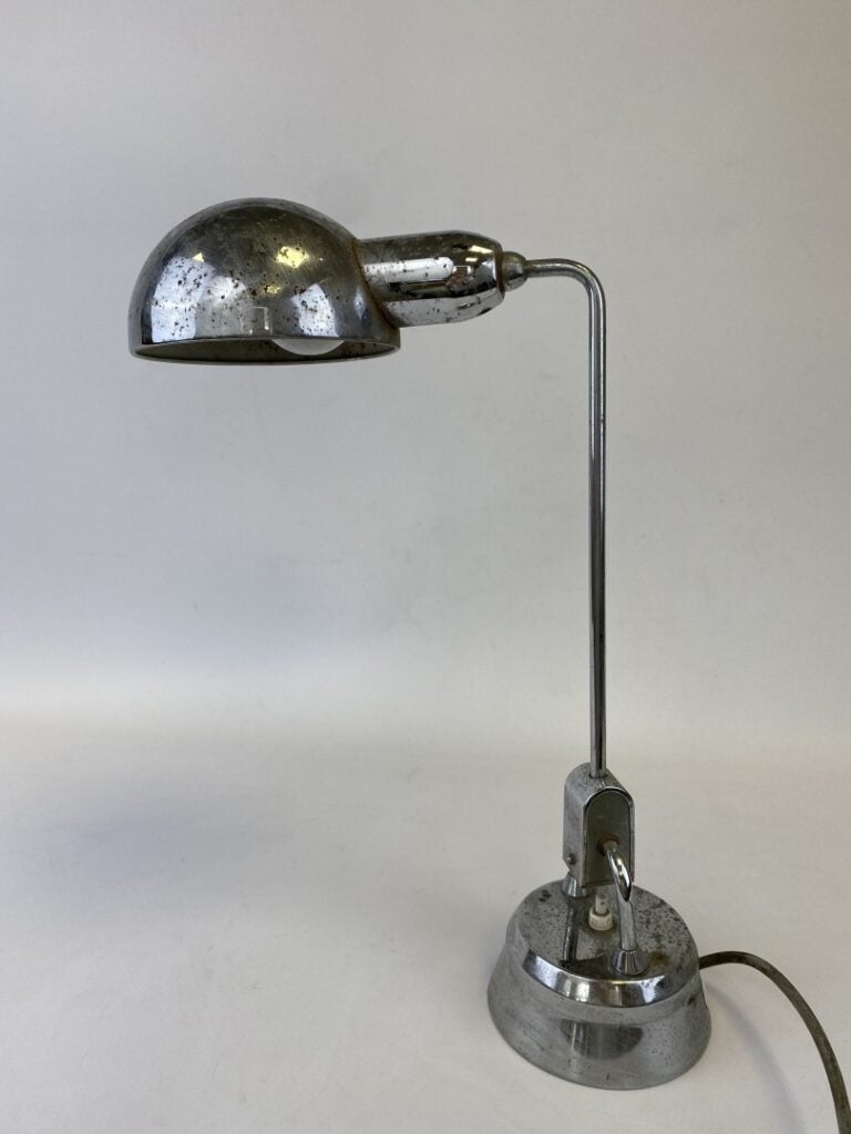 Lampe de bureau en métal chromé, le globe pivotant, la base ronde. - Travail de…