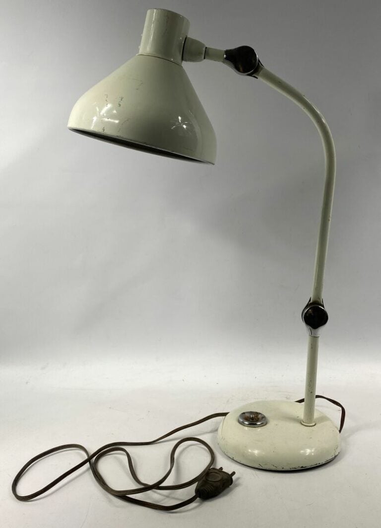 Lampe de bureau en métal laqué blanc à bras tubulaire retenant un réflecteur cô…