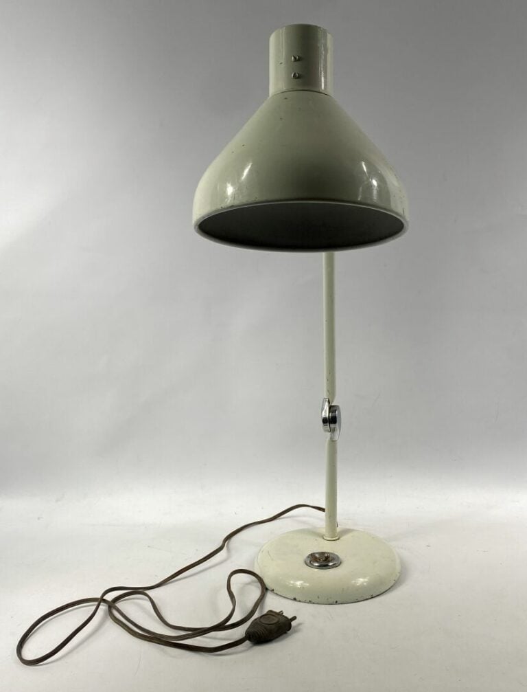 Lampe de bureau en métal laqué blanc à bras tubulaire retenant un réflecteur cô…