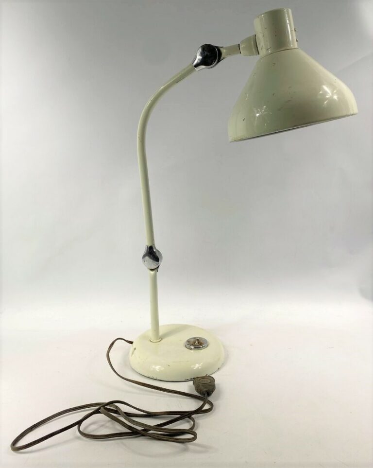 Lampe de bureau en métal laqué blanc à bras tubulaire retenant un réflecteur cô…