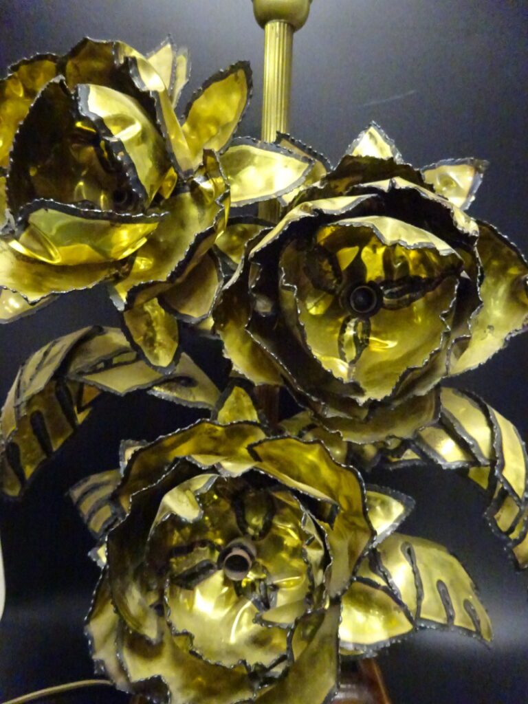 Lampe en métal doré, à décor de feuilles de laiton représentant des pivoines, s…