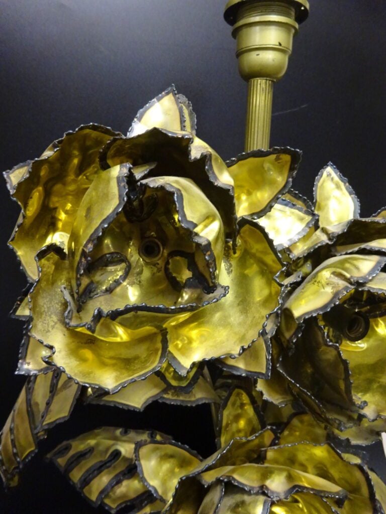 Lampe en métal doré, à décor de feuilles de laiton représentant des pivoines, s…