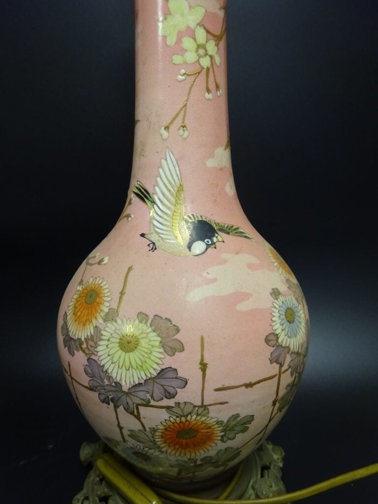 Lampe en porcelaine à décor de fleurs sur fond rose dans le gout japonisant - H…