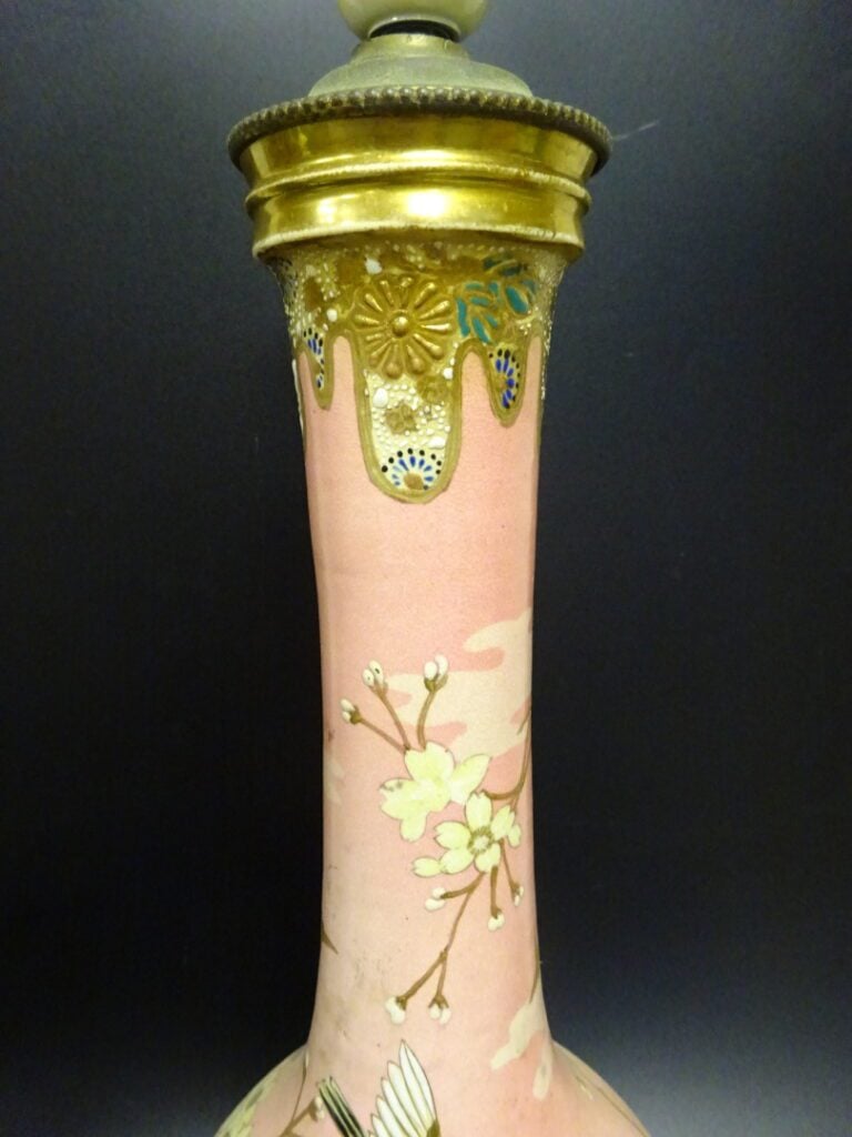 Lampe en porcelaine à décor de fleurs sur fond rose dans le gout japonisant - H…