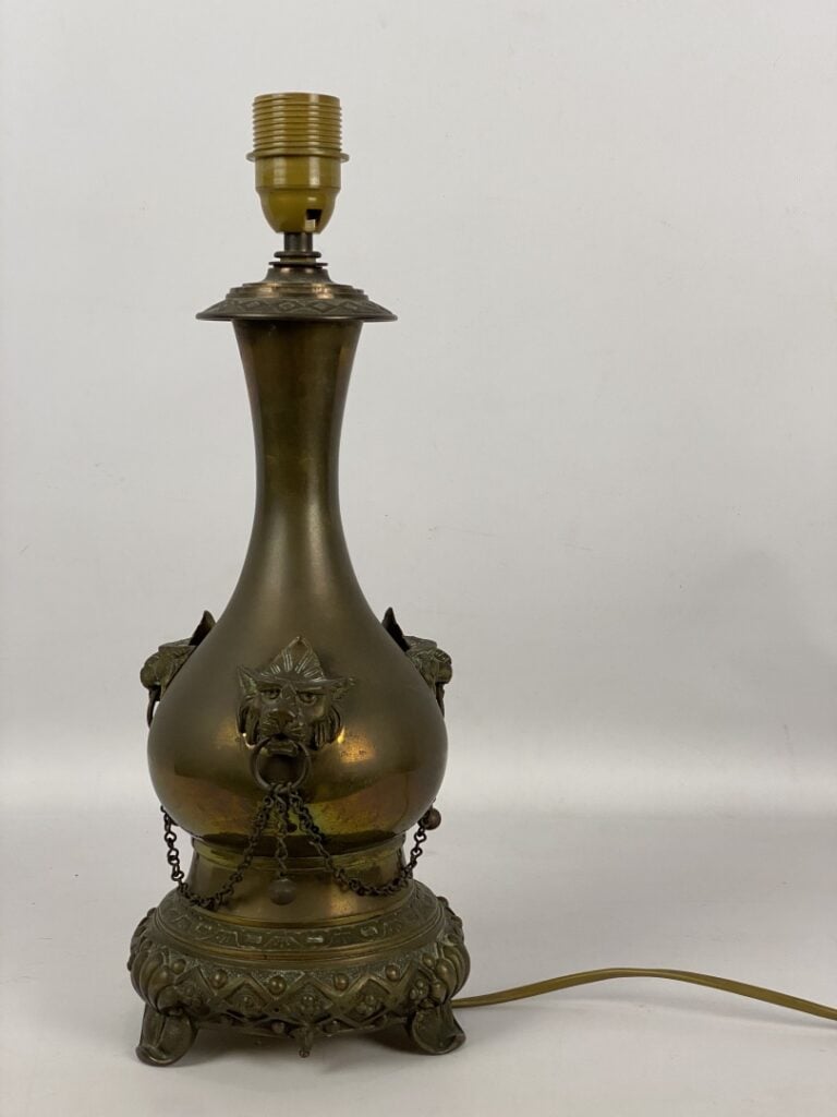Lampe tripode en laiton ornée de trois muffles de lions et base à décor de fris…