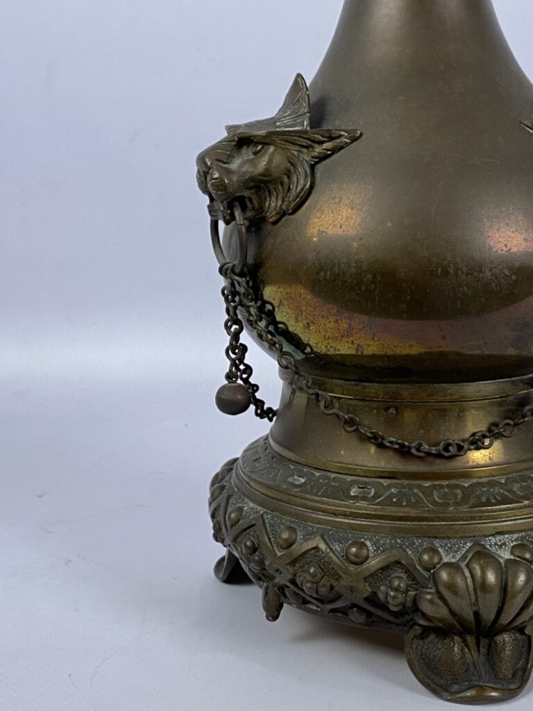 Lampe tripode en laiton ornée de trois muffles de lions et base à décor de fris…
