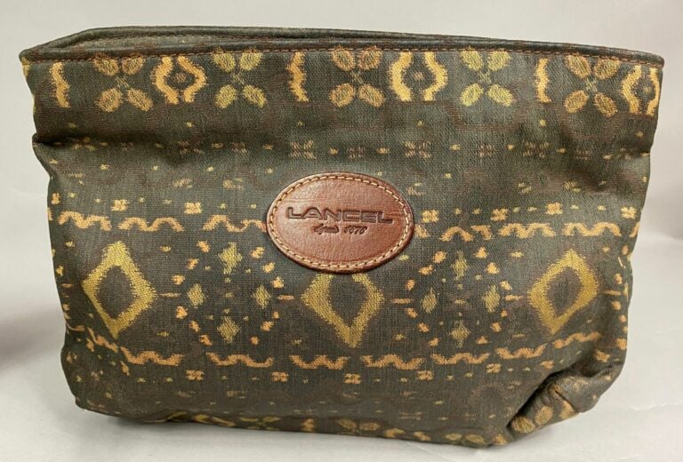 LANCEL - Lot comprenant un sac bandoulière en cuir marine et beige et une trous…