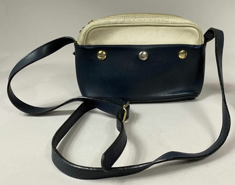 LANCEL - Lot comprenant un sac bandoulière en cuir marine et beige et une trous…