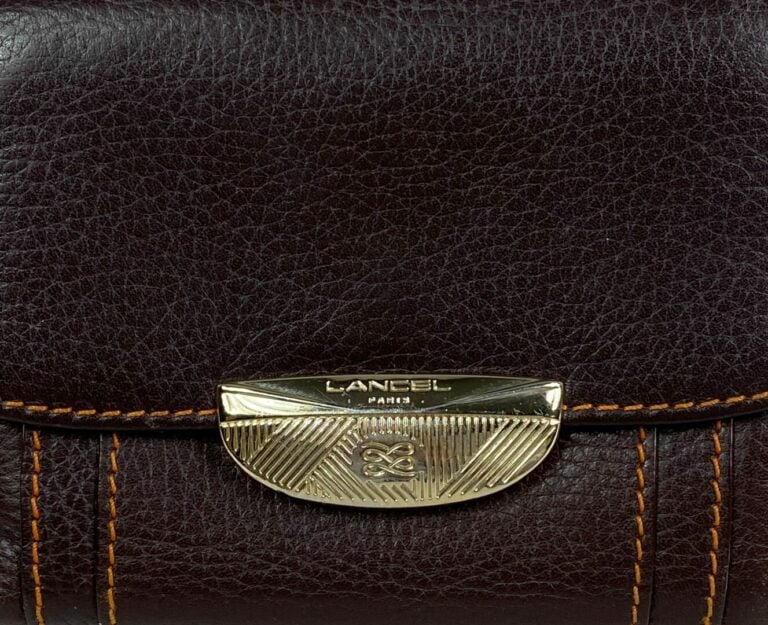 LANCEL - Portefeuilles en cuir grainé marron à surpiqûres orange, fermeture par…