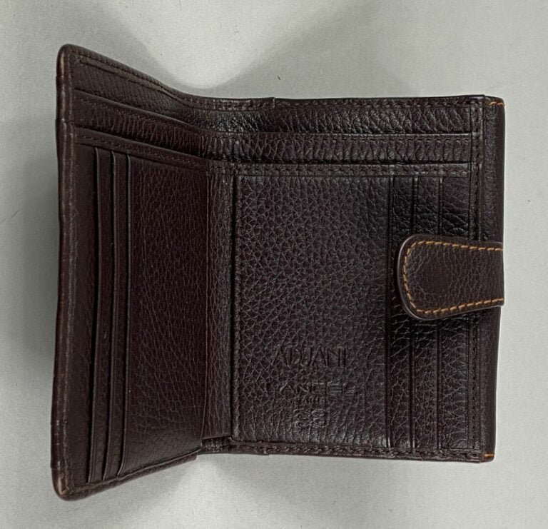 LANCEL - Portefeuilles en cuir grainé marron à surpiqûres orange, fermeture par…