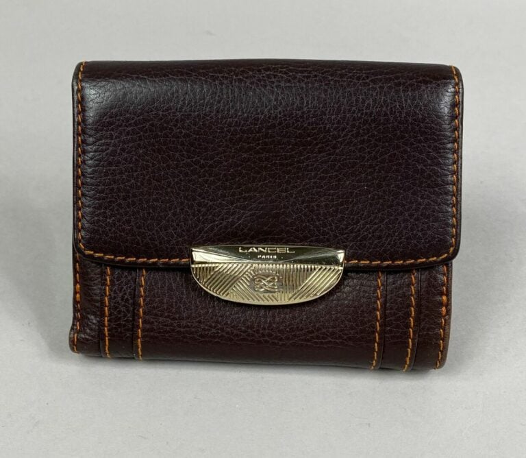 LANCEL - Portefeuilles en cuir grainé marron à surpiqûres orange, fermeture par…