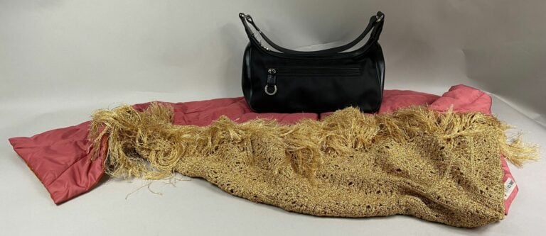 LANCEL - Sac à main baguette en toile et cuir noir, anse porté épaule - On join…