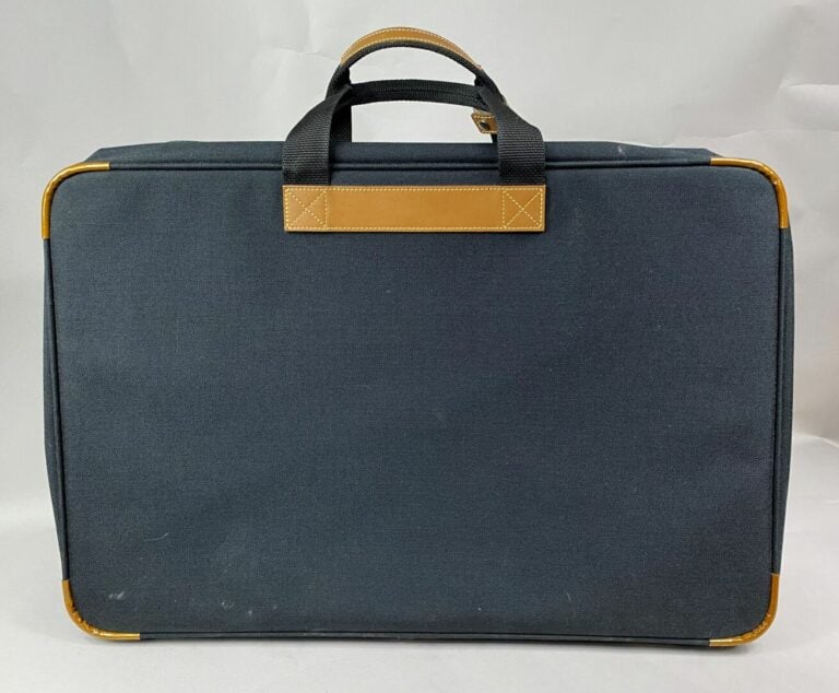 LANCEL - Valise souple en toile noire, fermeture zippée et poche sur le devant…