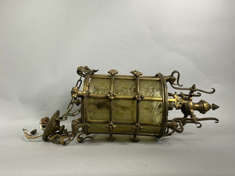 Lanterne de forme cage en bronze doré à décor ajouré de fleurs stylisées, chaîn…
