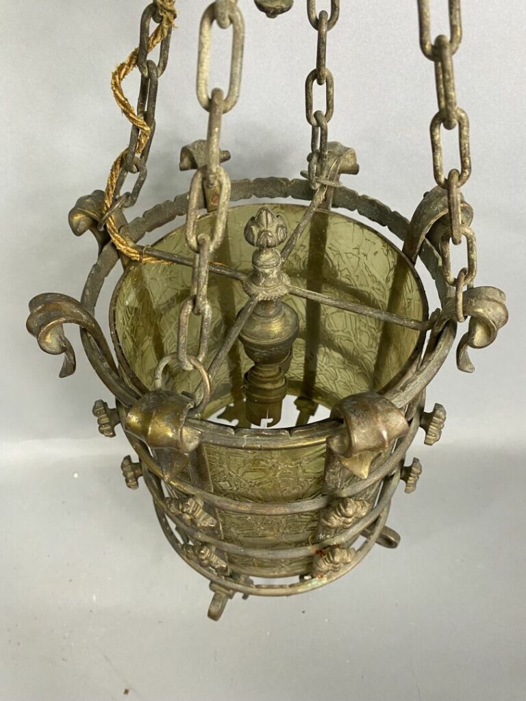 Lanterne de forme cage en bronze doré à décor ajouré de fleurs stylisées, chaîn…