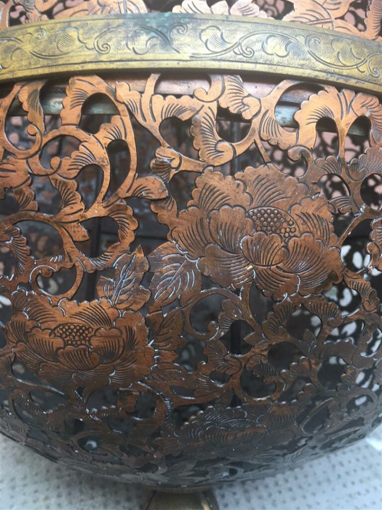 [-] LANTERNE / SUSPENSION EN LAITON - Japon - A décor de fleurs et feuillages.…
