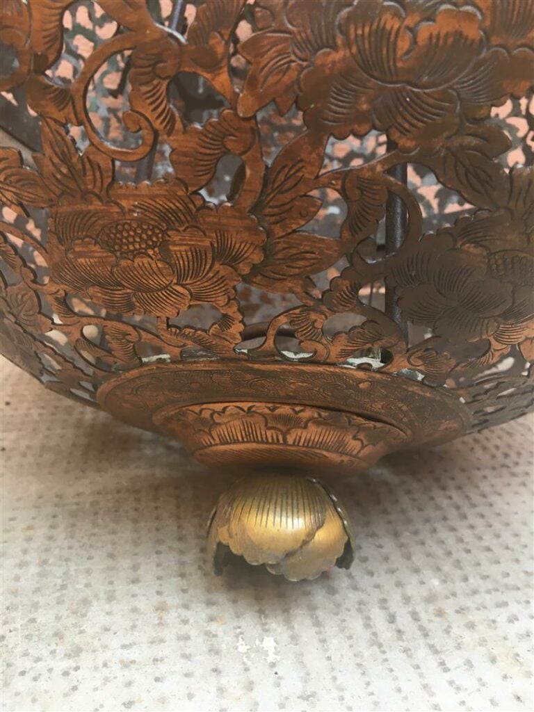 [-] LANTERNE / SUSPENSION EN LAITON - Japon - A décor de fleurs et feuillages.…