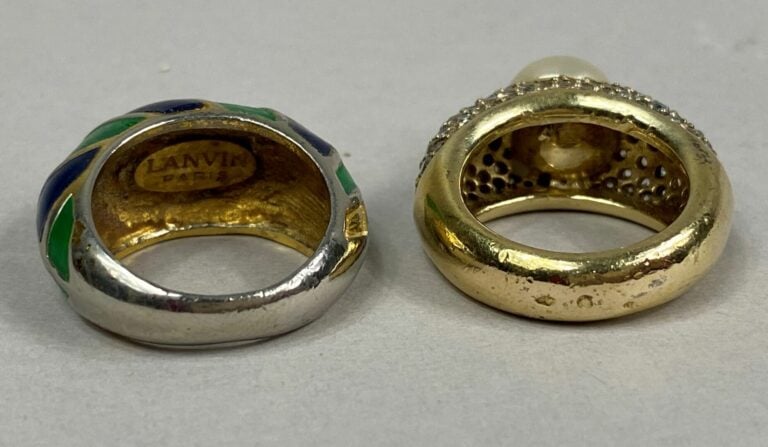 LANVIN - Bague jonc en métal argenté à décor émaillé compartimenté bleu et vert…