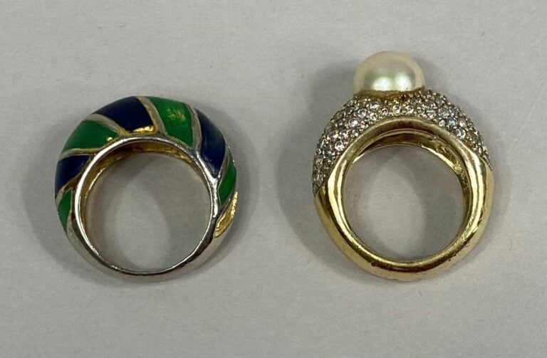 LANVIN - Bague jonc en métal argenté à décor émaillé compartimenté bleu et vert…